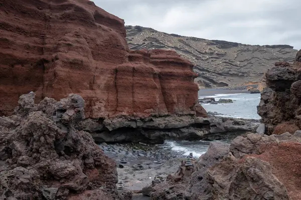 El Golfo Lanzarote, Kanarya Adaları, İspanya 'daki Los Ciclos plajının çevresindeki katı lav kayaları ile volkanik kökenli kayalıklar.