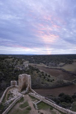 Duvarların havadan görünüşü ve Calatanazor kalesinin alacakaranlıkta, İspanya, Soria 'da dikey bir kalesi.