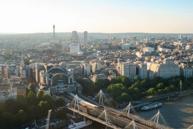Londra 'nın arka planında Charing Cross tren istasyonu ve Hungerford köprüsünün insansız hava aracı görüntüsü var.