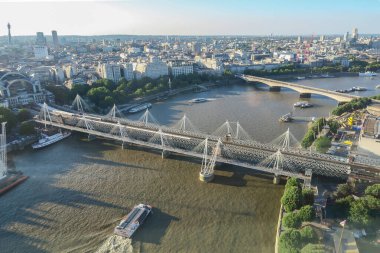 Hungerfors Köprüsü 'nün ve Thames Nehri üzerindeki Waterloo Köprüsü' nün havadan çekilmiş görüntüsü.