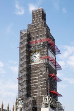 Big Ben Kulesi, 2017 ve 2018 yıllarında Londra 'nın Westminster Sarayı' nda inşaat halindeki Big Ben 'in iskelesi ile çevrili.