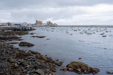 Castro Urdiales 'in panoramik manzarası, Cantabria' da, arka planda dalgakıranı ve marinasını ön planda yatay olarak demirlemiş çok sayıda teknesi var.