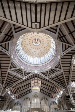 Valencia Merkez Pazarı 'nın çatısı ve kubbesi. Metal yapısı ve dikey camlarıyla modernist tarzda.