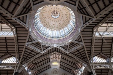 Valencia Merkez Pazarı 'nın çatısı ve kubbesi. Metal yapısı ve dekore edilmiş camlarıyla modernist tarzda.