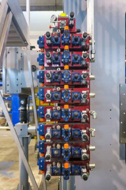 Hidrolik valfler ve solenoid valfler devresi olan bir panel, bir endüstriyel makinenin hidrolik kontrolü, bileşenler ve endüstriyel otomasyon