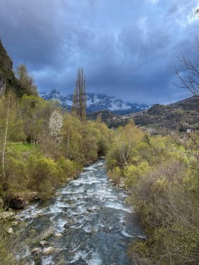 Caldare nehri Pueyo de Jaca 'dan geçerken, ilkbaharın başında buzun ilk sularıyla, dikey