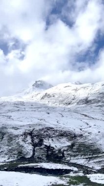 Kış sonunda karlı bir Pyrenean manzarasının 4k dikey panoramik videosu, dağlarda eriyen akarsular ve karlar, Portalet geçidi, Fransa