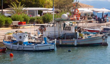 Güneşli bir günde iskelede eski balıkçı tekneleri. Kerkyra. Yunanistan. Korfu.