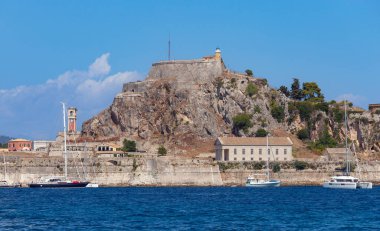 Güneşli bir günde limanın yukarısındaki eski kale. Kerkyra. Yunanistan. Korfu.