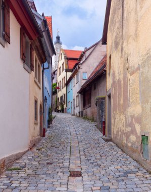 Şehrin tarihi kesimindeki eski ortaçağ evlerinin cepheleri. Rothenburg ob der Tauber güneşli bir günde. Bavyera Almanya.