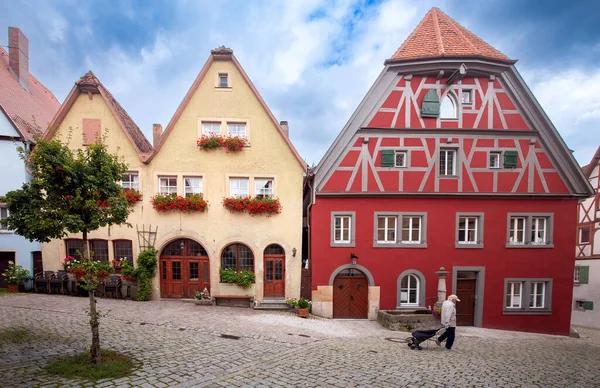 市内の歴史的な部分で古い中世の家のファサード 天気の良い日にRothenburg Der Tauber バイエルン ドイツ — ストック写真