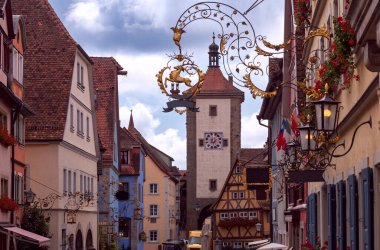 Şehrin tarihi kesimindeki eski ortaçağ evlerinin cepheleri. Rothenburg ob der Tauber güneşli bir günde. Bavyera Almanya.