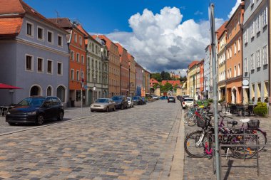 Güneşli bir günde eski bir ortaçağ caddesi. Regensburg, Bavyera Almanya.