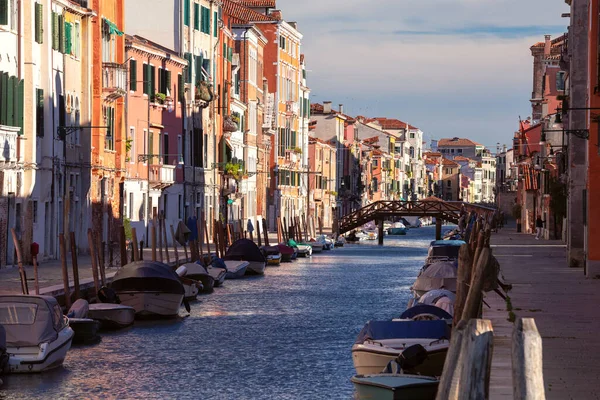 Старые Традиционные Красочные Дома Вдоль Канала Каннареджо Солнечный День Венеция — стоковое фото
