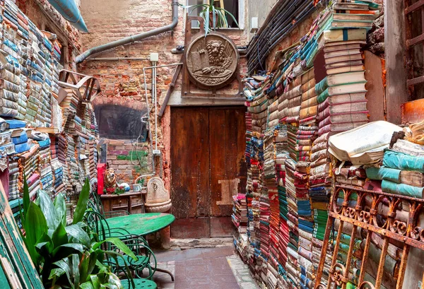 Dar bir Venedik avlusunda bir sürü kitap var. Venedik. İtalya.