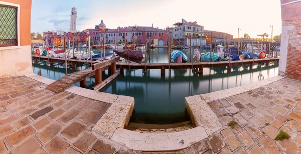 Gün Doğumunda Kanal Boyunca Renkli Venedik Geleneksel Evlerinin Panoramik Görüntüsü — Stok fotoğraf
