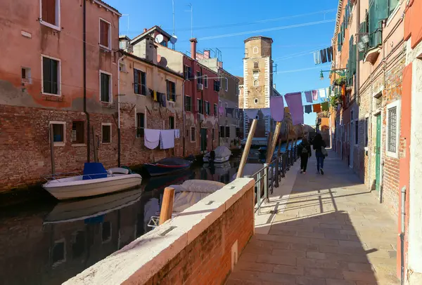 Традиционные Старые Красочные Дома Вдоль Канала Солнечный День Венеция Италия — стоковое фото