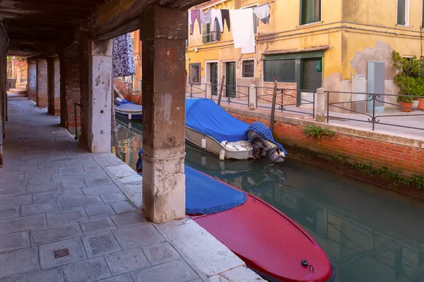 Tradycyjne Stare Kolorowe Domy Wzdłuż Kanału Słoneczny Dzień Wenecja Włochy — Zdjęcie stockowe