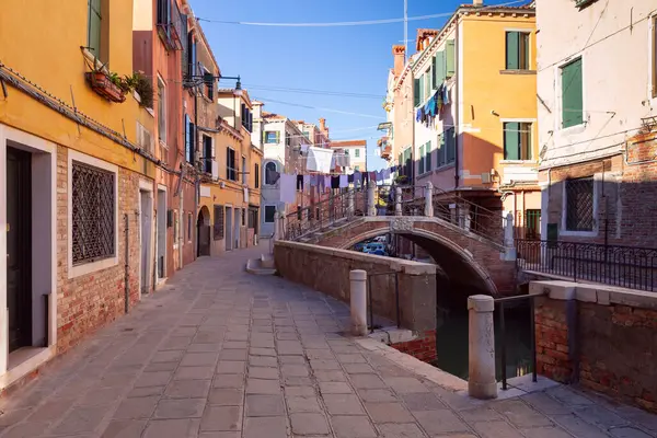 Традиционные Старые Красочные Дома Вдоль Канала Солнечный День Венеция Италия — стоковое фото