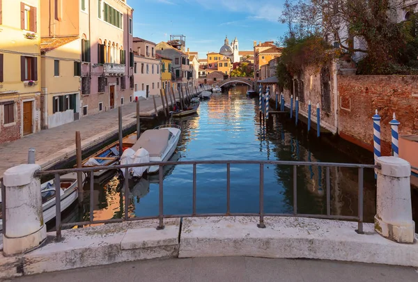 Antiguas Casas Coloridas Tradicionales Largo Del Canal Atardecer Venecia Italia — Foto de Stock