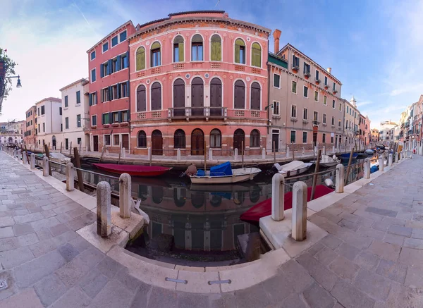 Gün batımında kanal boyunca geleneksel renkli evler. Venedik. İtalya.