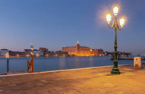 City Embankment Venetian Lagoon Lit Lanterns Dawn Venice Italy — Stock Photo, Image