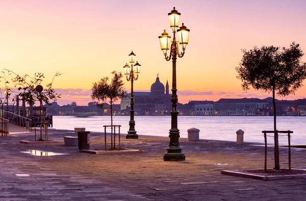 Embarque Cidade Longo Lagoa Veneziana Com Lanternas Acesas Amanhecer Veneza — Fotografia de Stock