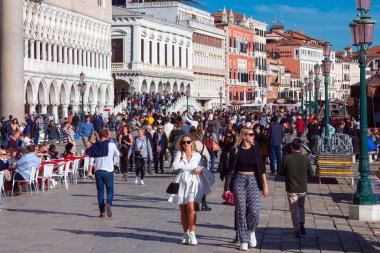 Venedik, İtalya - 5 Kasım 2022: Güneşli bir günde birçok turist.