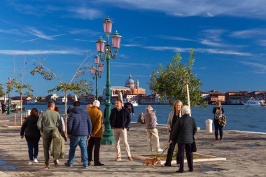 Venedik, İtalya - 6 Kasım 2022: Güneşli bir günde birçok turist.