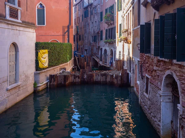 Venice Italy November 2022 Workers Venice Building Dam Draining Canal — Stock Photo, Image
