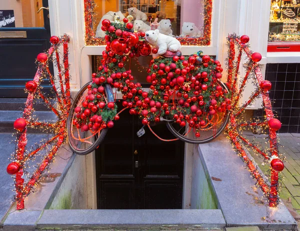 2021年12月8日 荷兰阿姆斯特丹 装饰精美的球和玩具 圣诞节的门廊 — 图库照片
