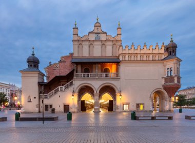 Pazar meydanında eski bir ortaçağ kumaş yığını. Krakow. Polonya.