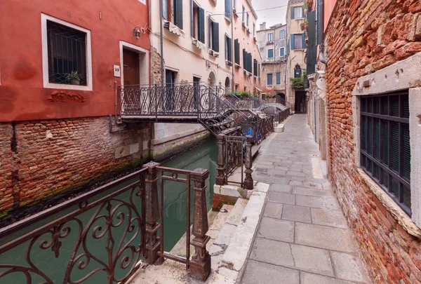 Фасади Старих Середньовічних Венеціанських Будинків Розташованих Уздовж Каналу — стокове фото
