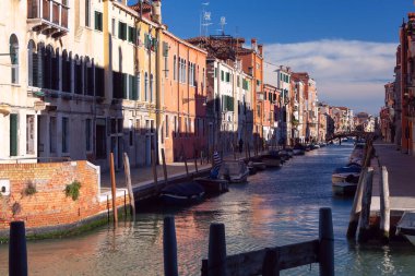 Güneşli bir günde Cannaregio Kanalı boyunca eski renkli evler. Venedik. İtalya.