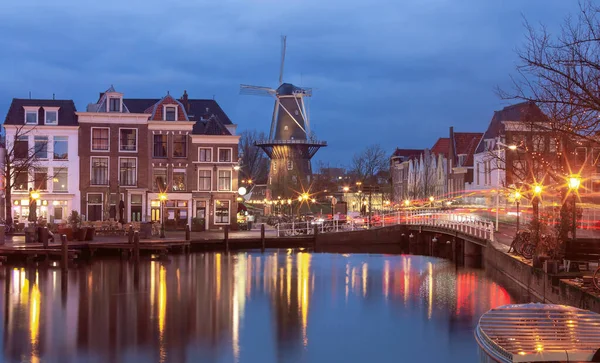 Stary Tradycyjny Holenderski Wiatrak Historycznej Części Leiden Niderlandy — Zdjęcie stockowe