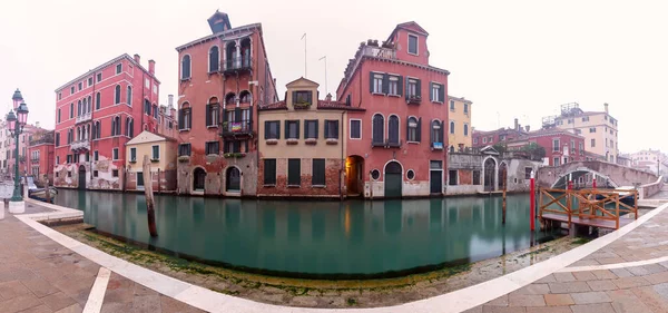 Gün Doğumunda Kanal Boyunca Geleneksel Renkli Evlerin Panoramik Manzarası Venedik — Stok fotoğraf