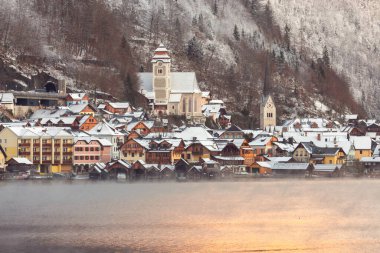 Eski şehrin resimli manzarası şafak vakti dağların ve göllerin arka planına karşı. Hallstatt. Avusturya.