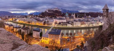 Eski şehrin manzarası, şafak vakti dağların arka planına bakıyor. Salzburg 'da. Avusturya.