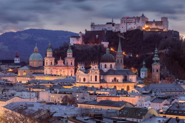 Gün batımında dağların arka planına karşı eski şehrin manzarası. Salzburg 'da. Avusturya.