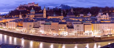 Eski şehrin manzarası, şafak vakti dağların arka planına bakıyor. Salzburg 'da. Avusturya.