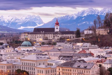 Eski şehrin manzarası, şafak vakti dağların arka planına karşı. Salzburg 'da. Avusturya.