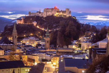 Gün batımında dağların arka planına karşı eski şehrin manzarası. Salzburg 'da. Avusturya.