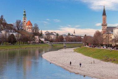 Eski şehrin manzarası, şafak vakti dağların arka planına karşı. Salzburg 'da. Avusturya.