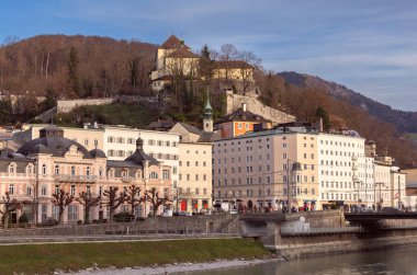 Eski şehrin manzarası, şafak vakti dağların arka planına karşı. Salzburg 'da. Avusturya.