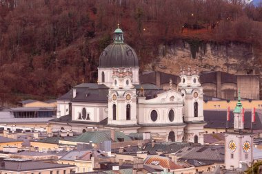 Eski şehrin manzarası, şafak vakti dağların arka planına karşı. Salzburg 'da. Avusturya.