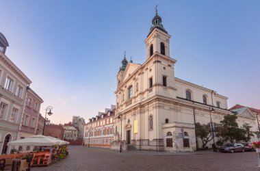 Eski şehrin merkezindeki eski caddenin şafak vakti manzarası. Varşova. Polonya.