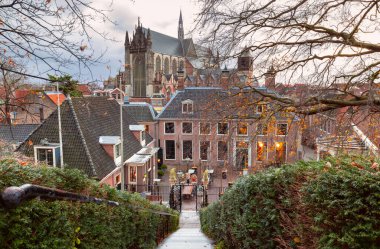 Eski ortaçağ gotik kilisesi Hooglandse Kerk. Leiden. Hollanda.