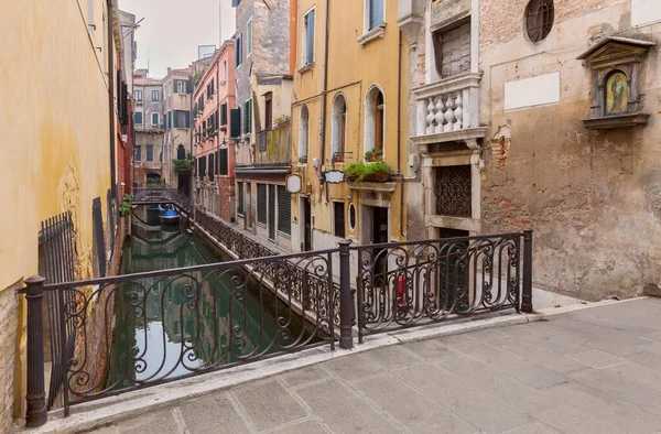 Fachadas Antiguas Casas Medievales Tradicionales Largo Del Canal Amanecer Venecia — Foto de Stock