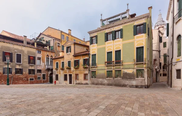 Стародавні Середньовічні Будинки Маленькій Площі Старому Місті Венеція Італія — стокове фото