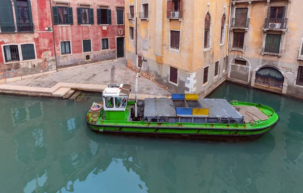 Una Gran Barcaza Recolección Basura Autopropulsada Verde Canal Veneciano Venecia — Foto de Stock